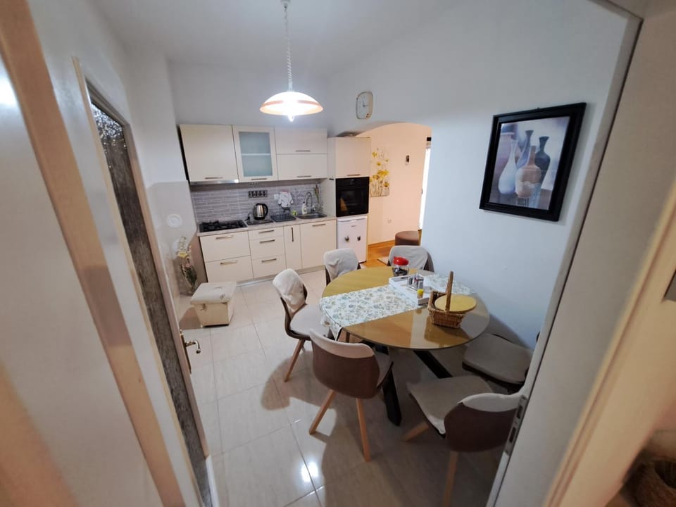 Kitchen or kitchenette, Seating area, Dining area, minibar, pet friendly, stove