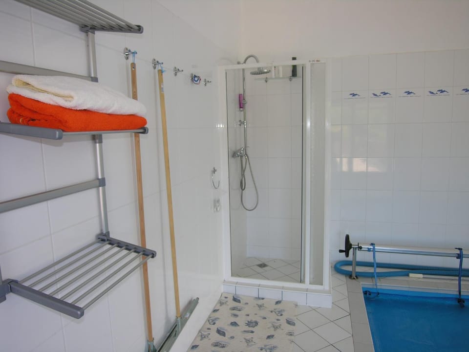 Shower, Swimming pool, Swimming pool