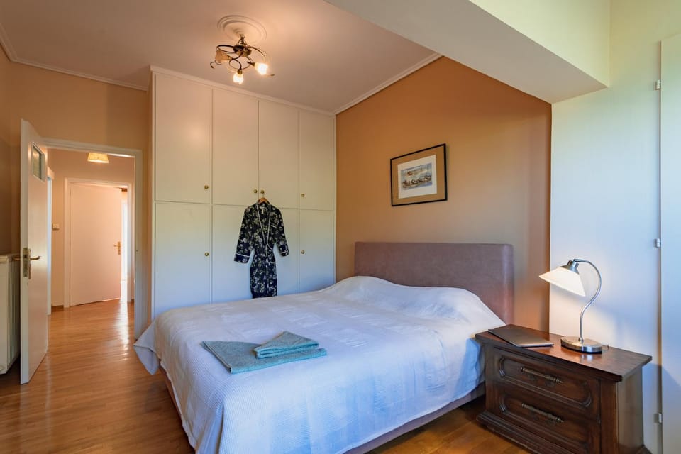 Bed, Bedroom, towels, wardrobe