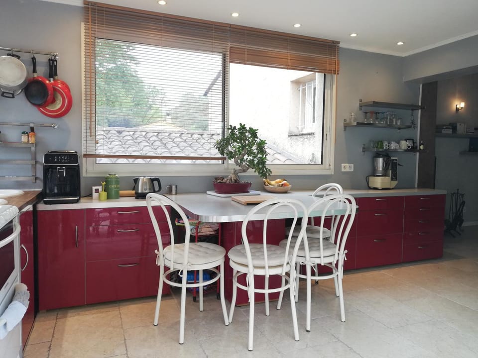 Coffee/tea facilities, Kitchen or kitchenette, Dining area