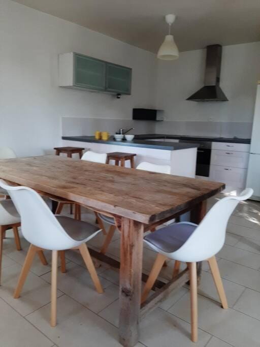 Kitchen or kitchenette, Dining area, stove