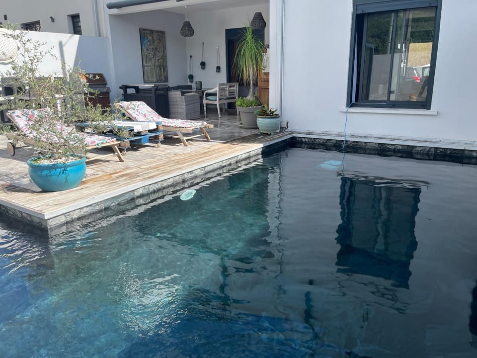 Patio, Swimming pool, sunbed