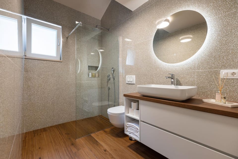 Shower, Toilet, Bathroom, towels