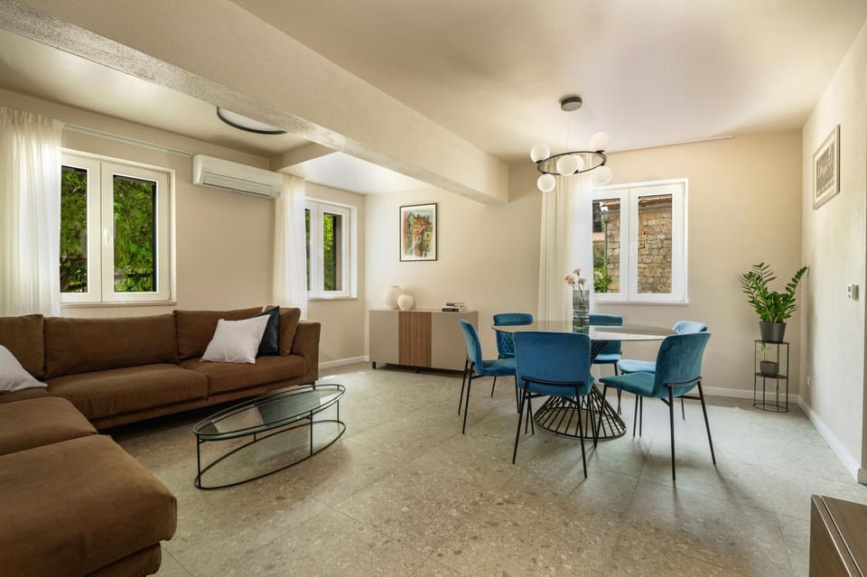 Living room, Seating area, Dining area, air conditioner