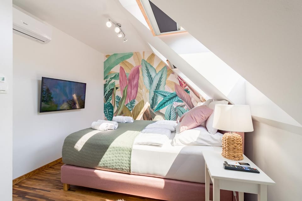 TV and multimedia, Photo of the whole room, Bedroom, air conditioner