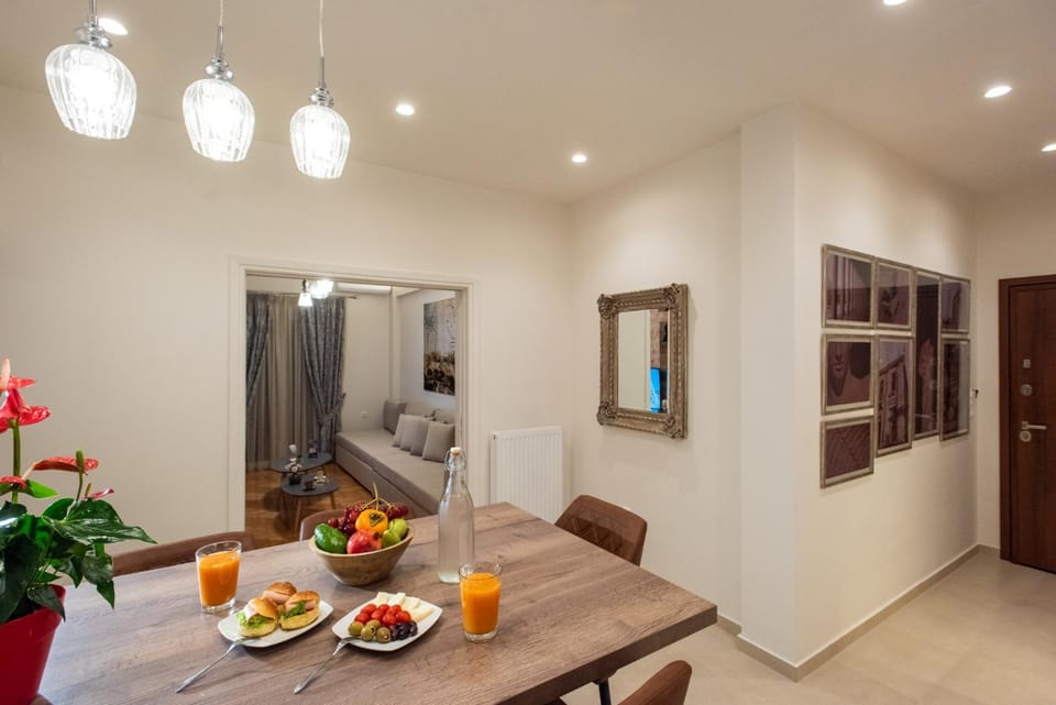 Kitchen or kitchenette, Living room, Seating area, Dining area