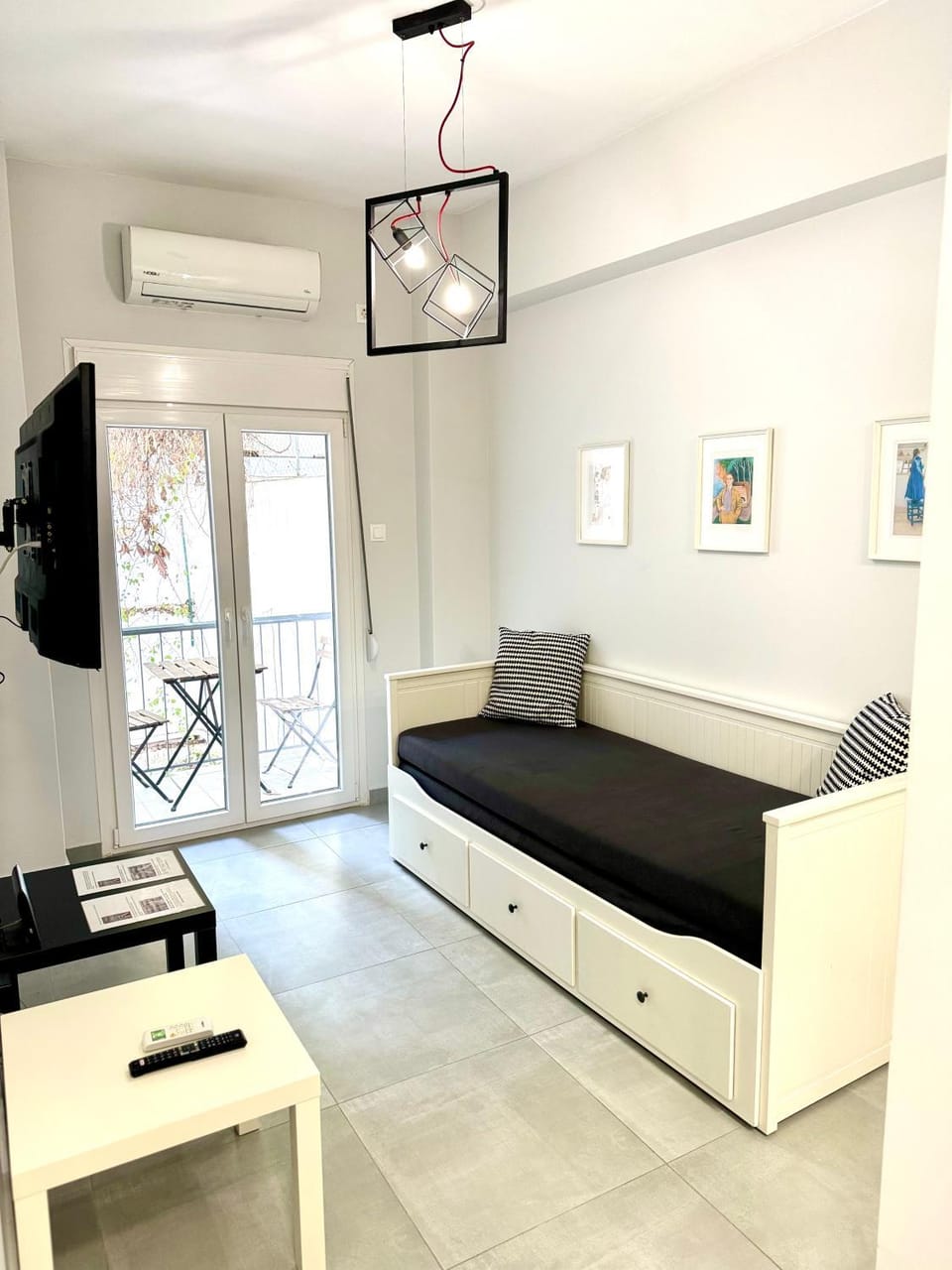 Bed, TV and multimedia, Living room, Seating area, air conditioner