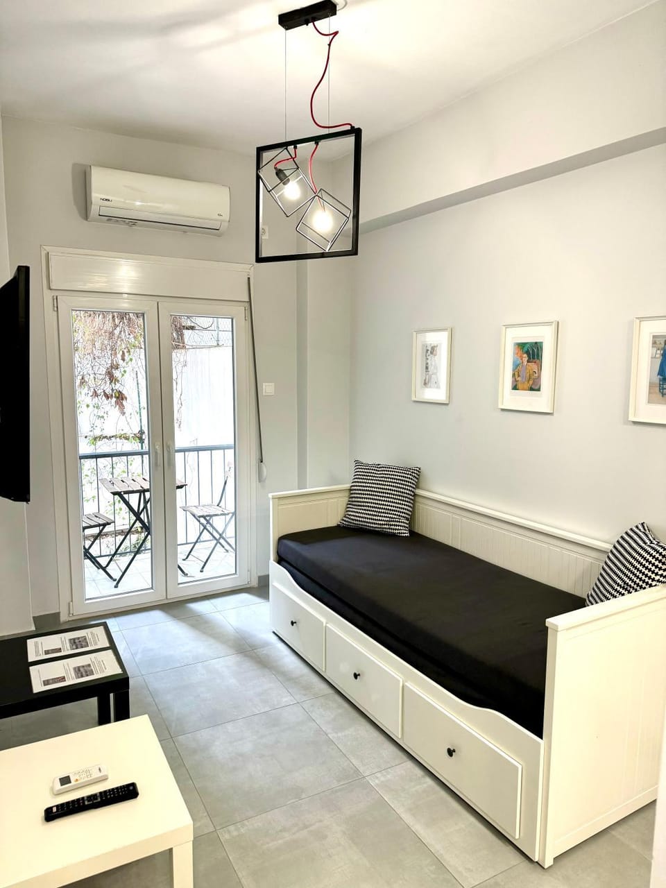 Bed, Living room, Photo of the whole room, Seating area, air conditioner
