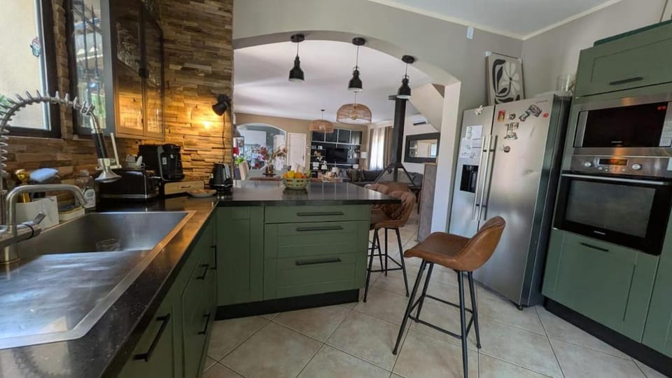 Kitchen or kitchenette, Dining area, dishwasher, oven, pet friendly, stove