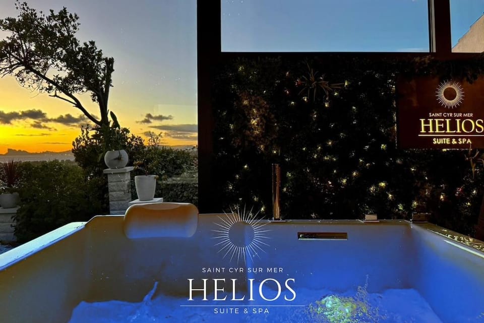 Jacuzzi Vue sur Mer Helios Suite & Spa Apartment in La Cadière-d'Azur