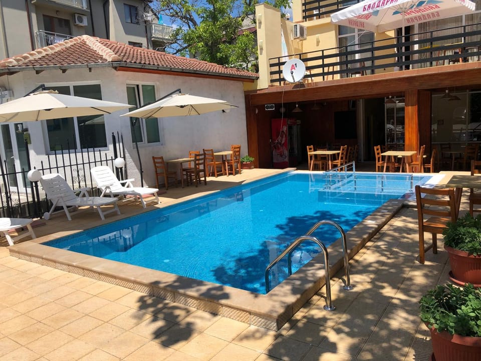 Swimming pool