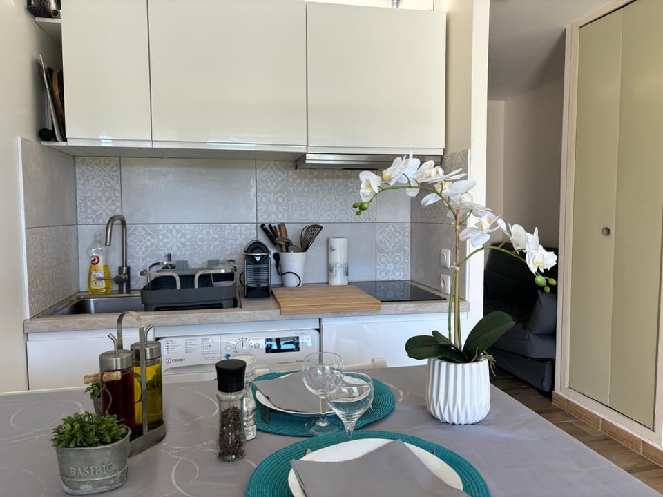 Kitchen or kitchenette, Dining area