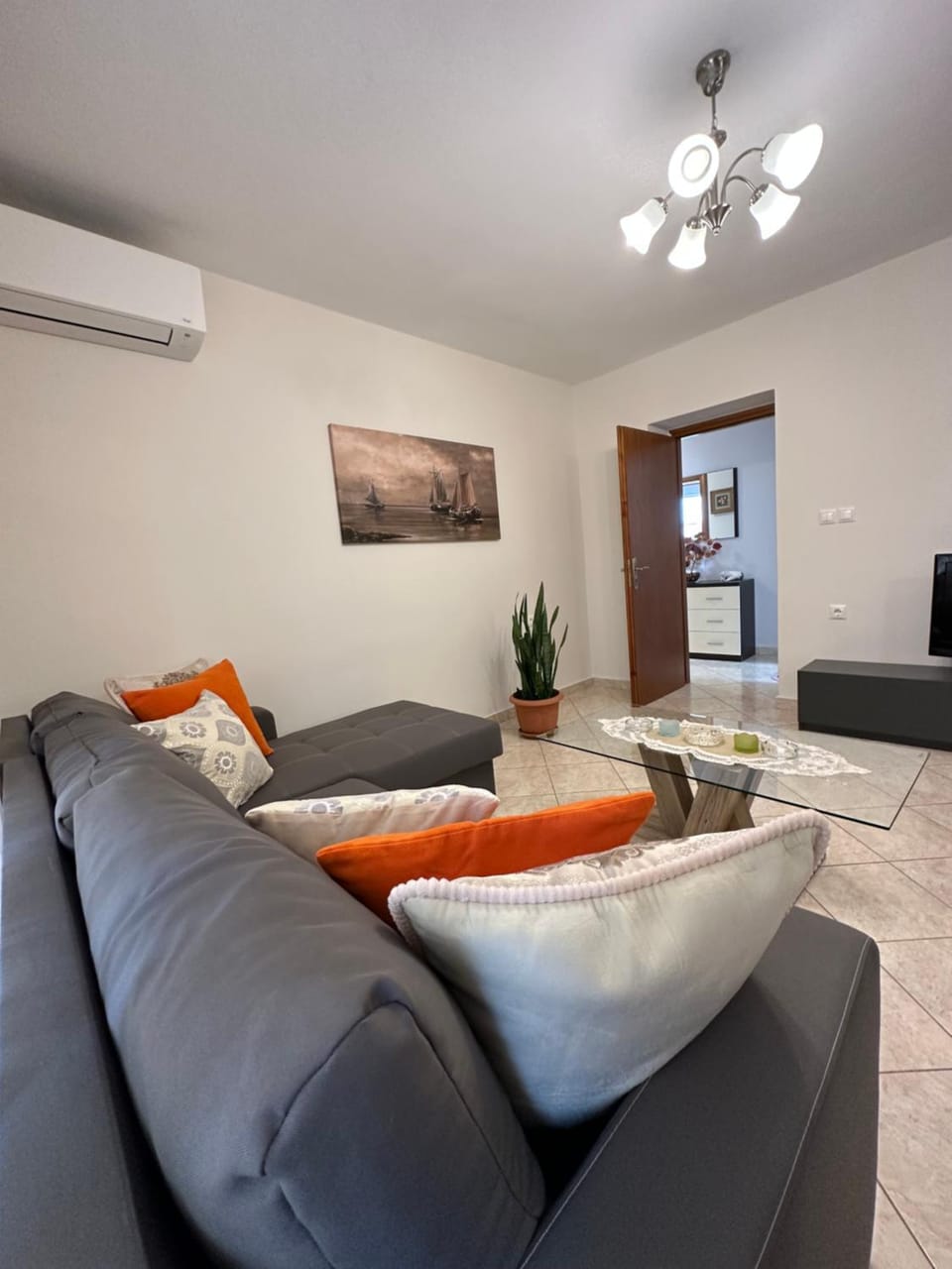 TV and multimedia, Living room, Seating area, air conditioner