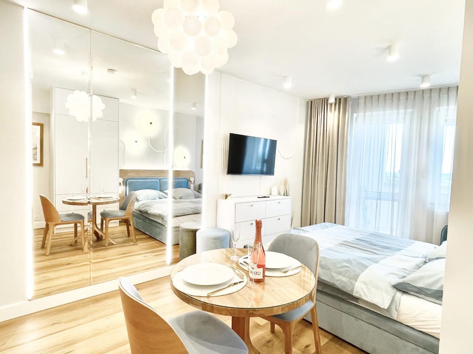 Bed, TV and multimedia, Living room, Photo of the whole room, Seating area, Dining area, Bedroom