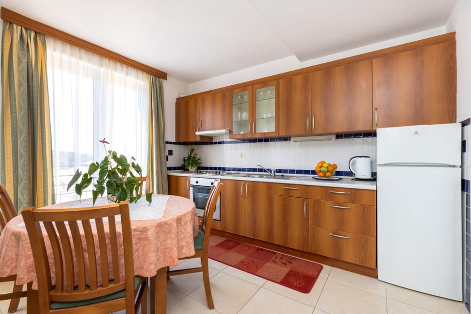 Kitchen or kitchenette, Dining area, pet friendly, stove