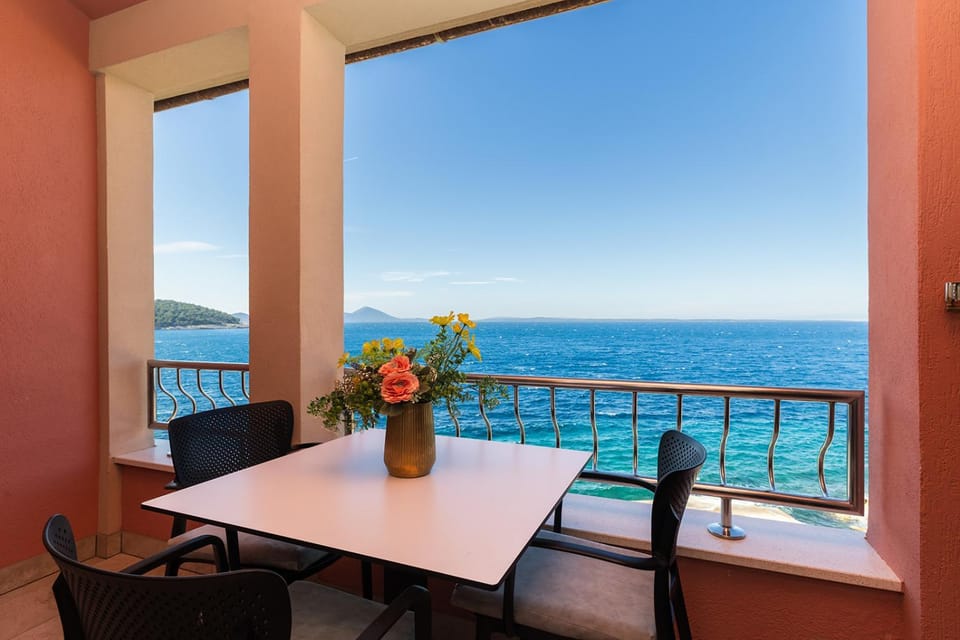 View (from property/room), Balcony/Terrace, Dining area, Sea view