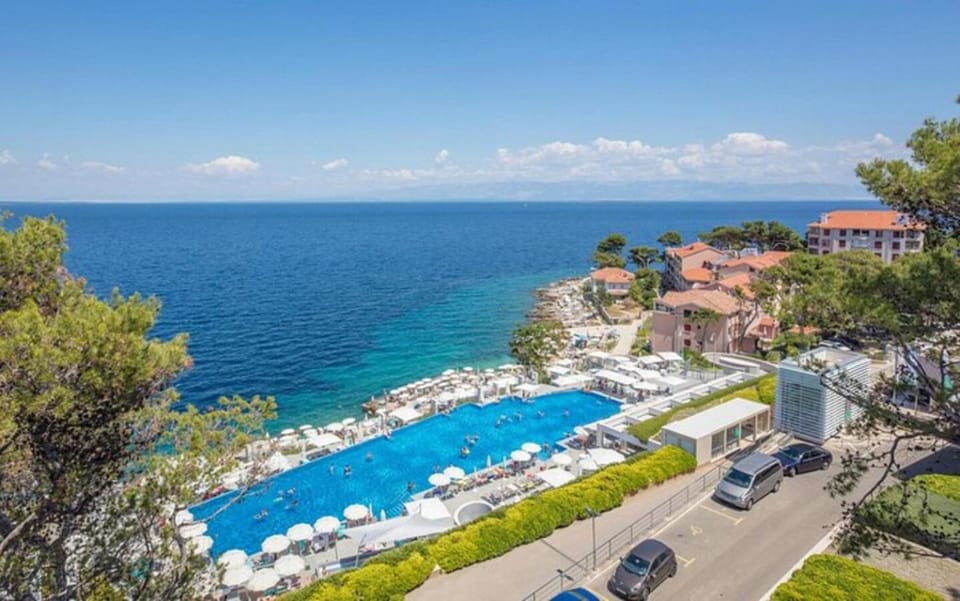 Property building, Neighbourhood, Bird's eye view, Swimming pool, sunbed