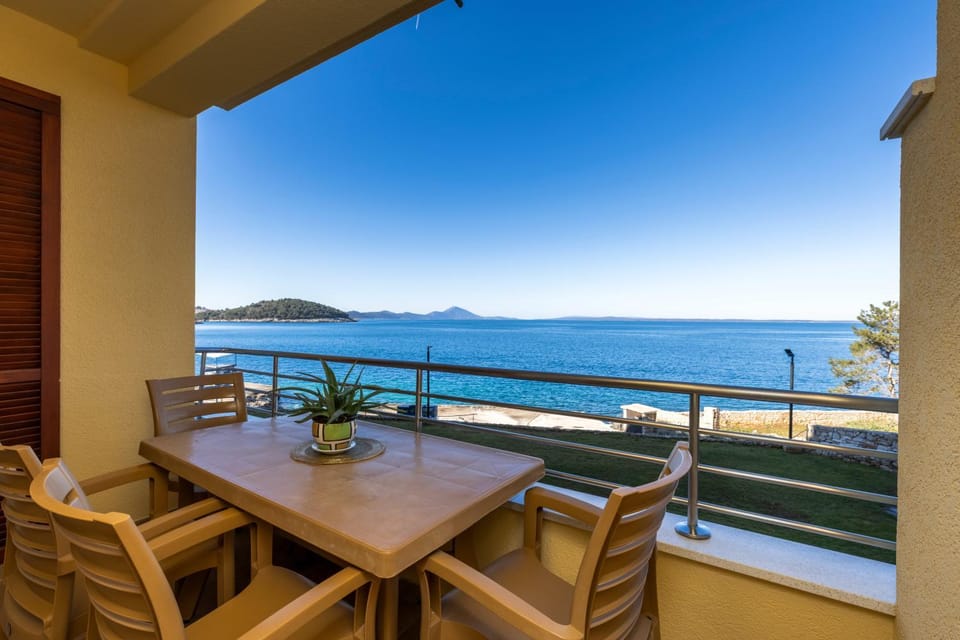 Natural landscape, Balcony/Terrace, Dining area, Sea view
