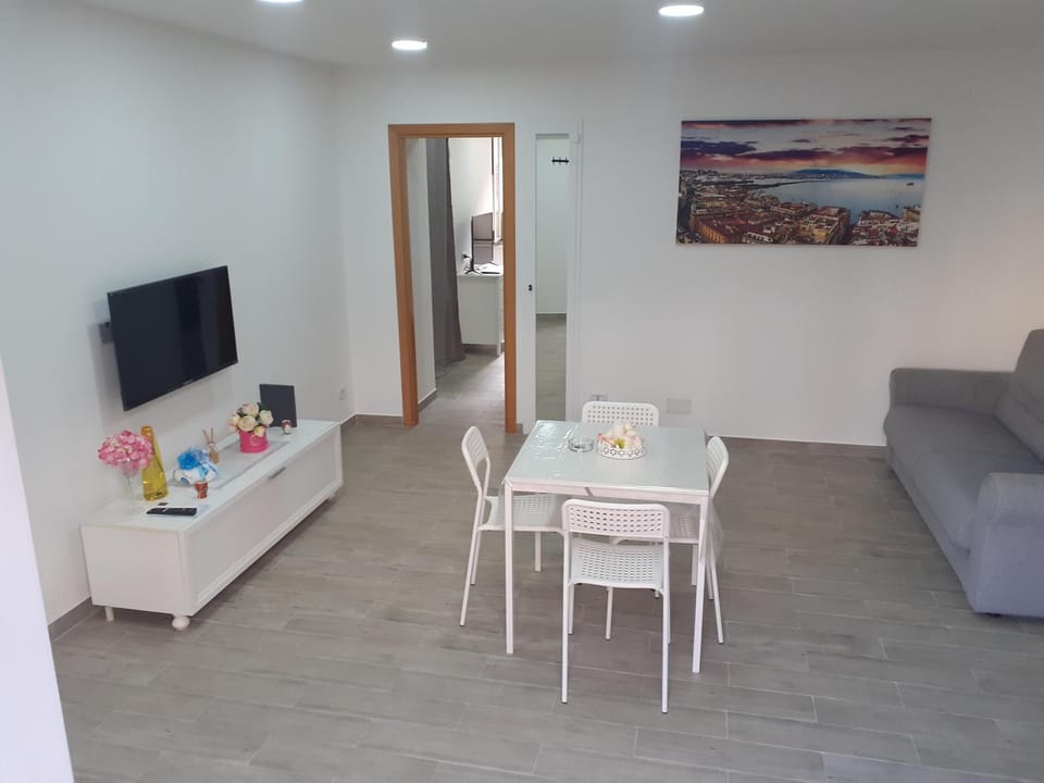 Communal lounge/ TV room, TV and multimedia, Living room, Seating area, Dining area, Evening entertainment