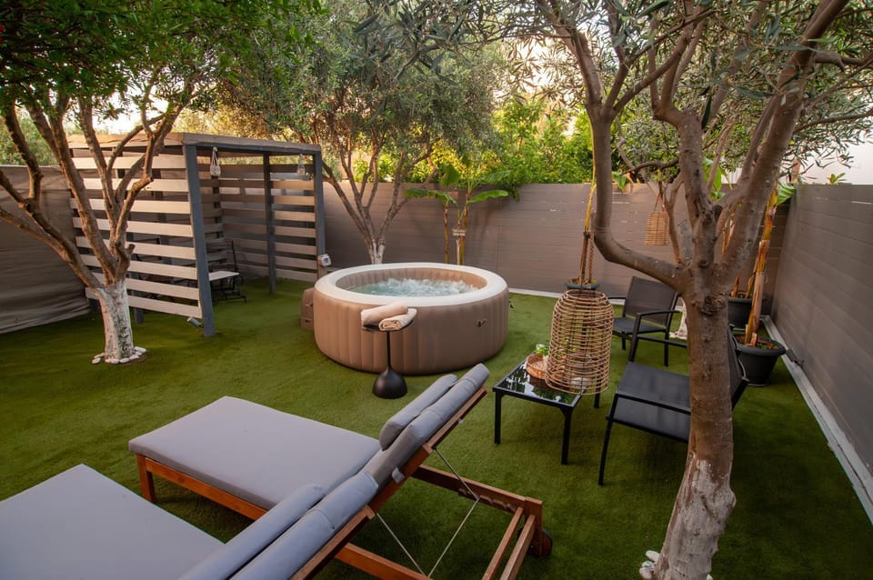 Garden, Hot Tub