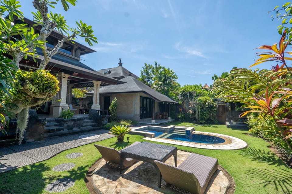 Property building, Garden, Garden view, Pool view, Swimming pool, sunbed