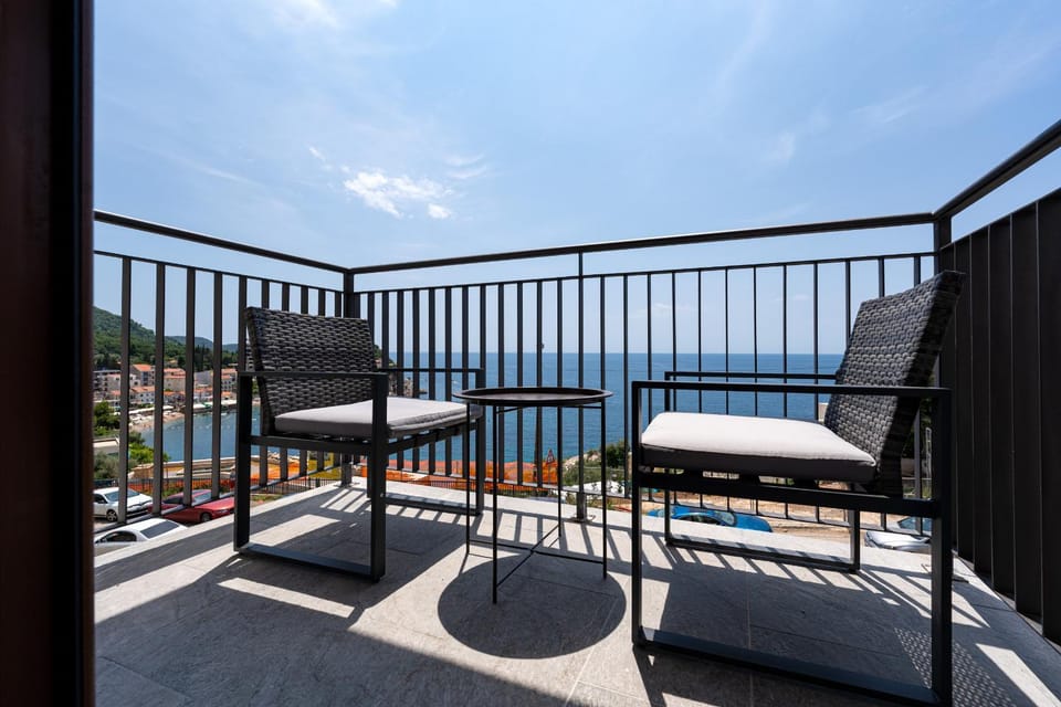 Patio, Day, Natural landscape, View (from property/room), Balcony/Terrace, Seating area, Sea view