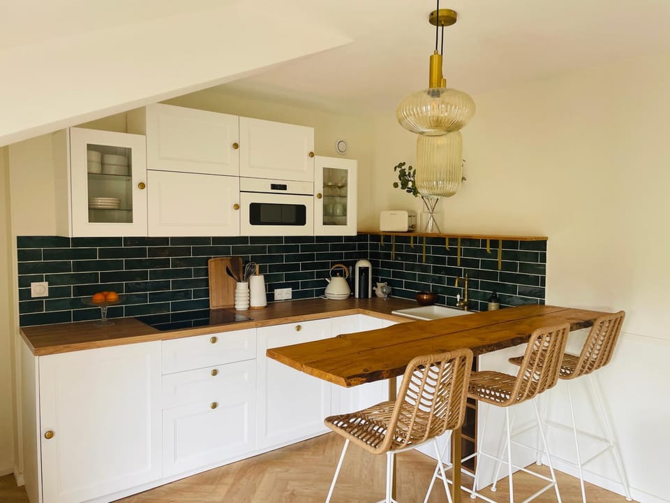 Kitchen or kitchenette, Dining area, stove