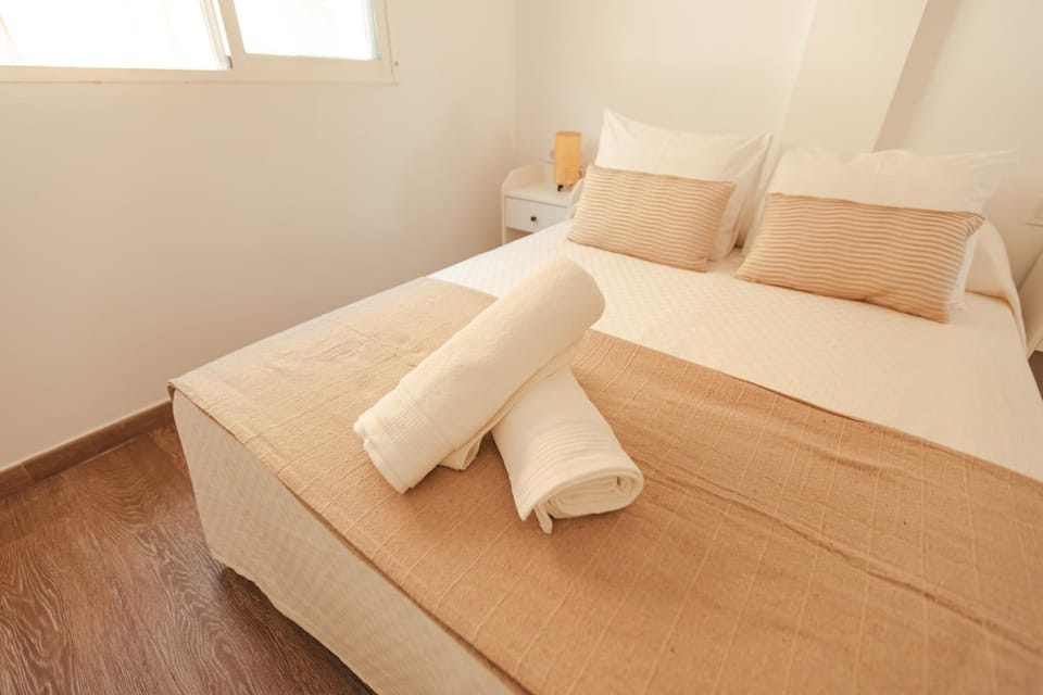 Bed, Photo of the whole room, Bedroom, towels