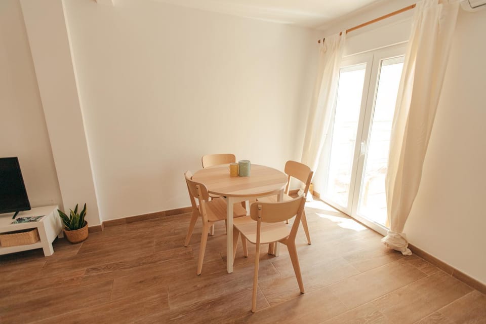 TV and multimedia, Living room, Seating area, Dining area