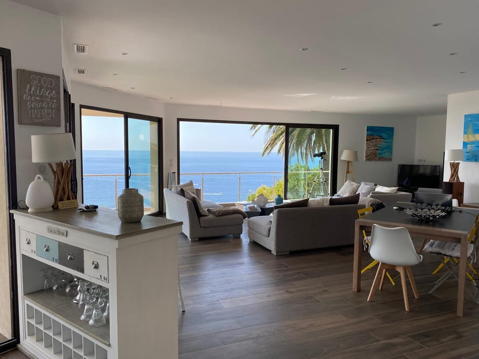 Communal lounge/ TV room, Natural landscape, TV and multimedia, Living room, Lounge or bar, Seating area, Dining area, Sea view