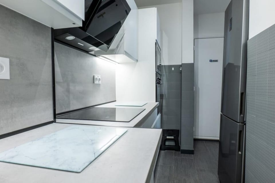 Kitchen or kitchenette, oven