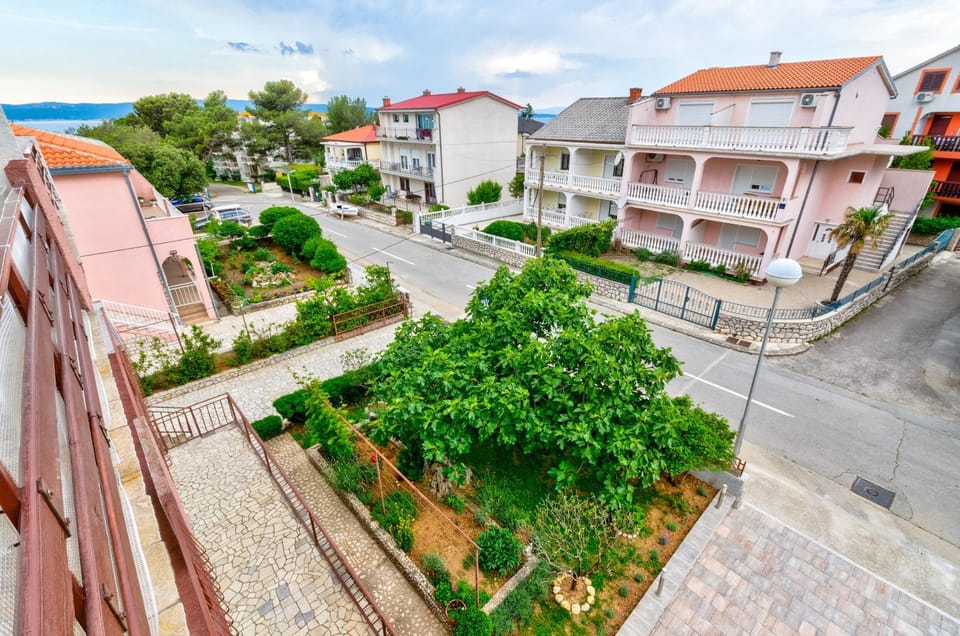 Day, Neighbourhood, Garden view, Street view, Parking