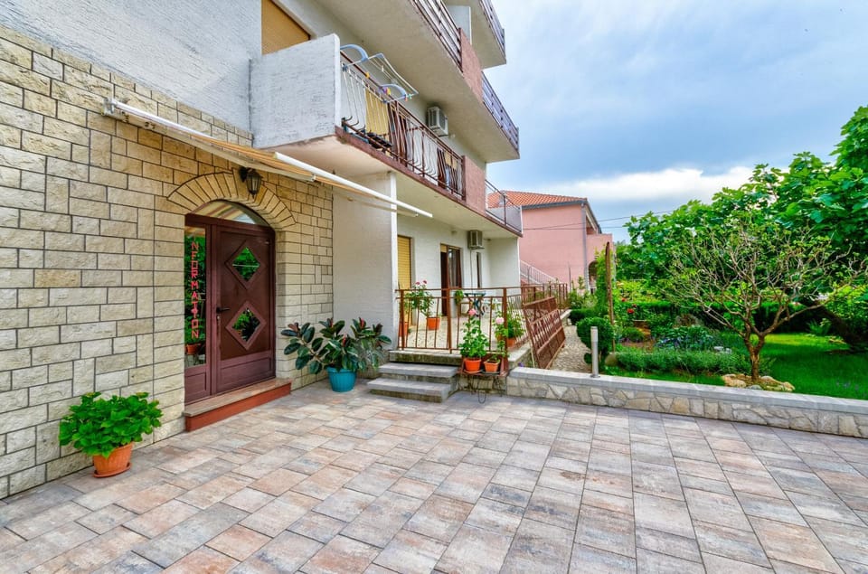 Property building, Day, Garden, Parking