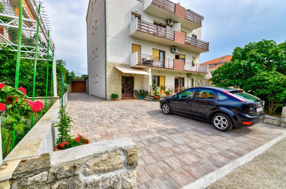 Property building, Day, Neighbourhood, Parking