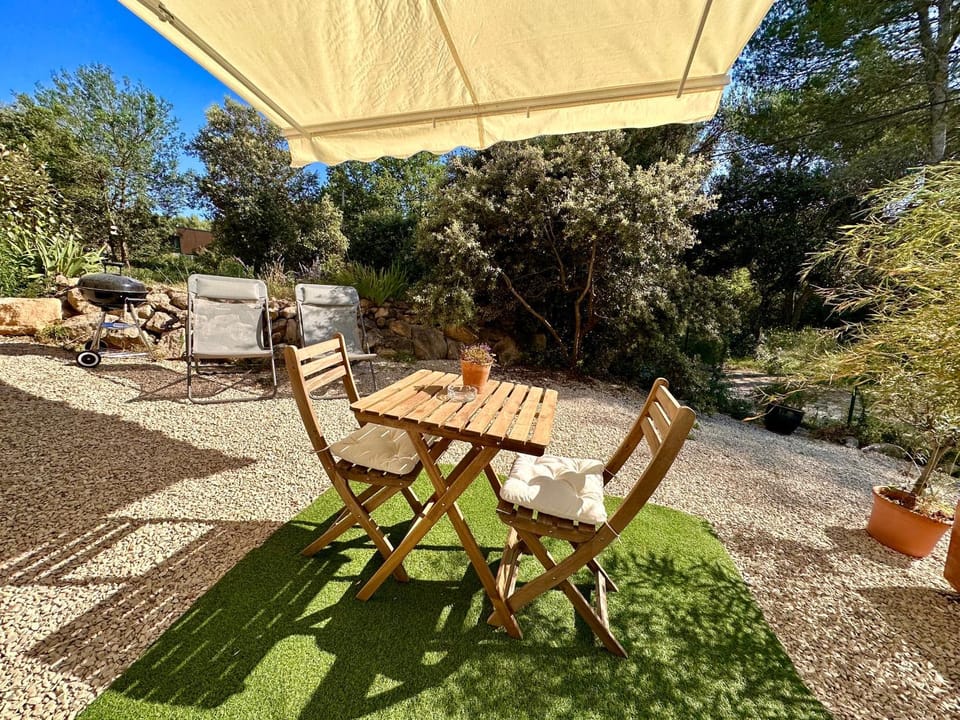 Patio, Dining area, Garden view