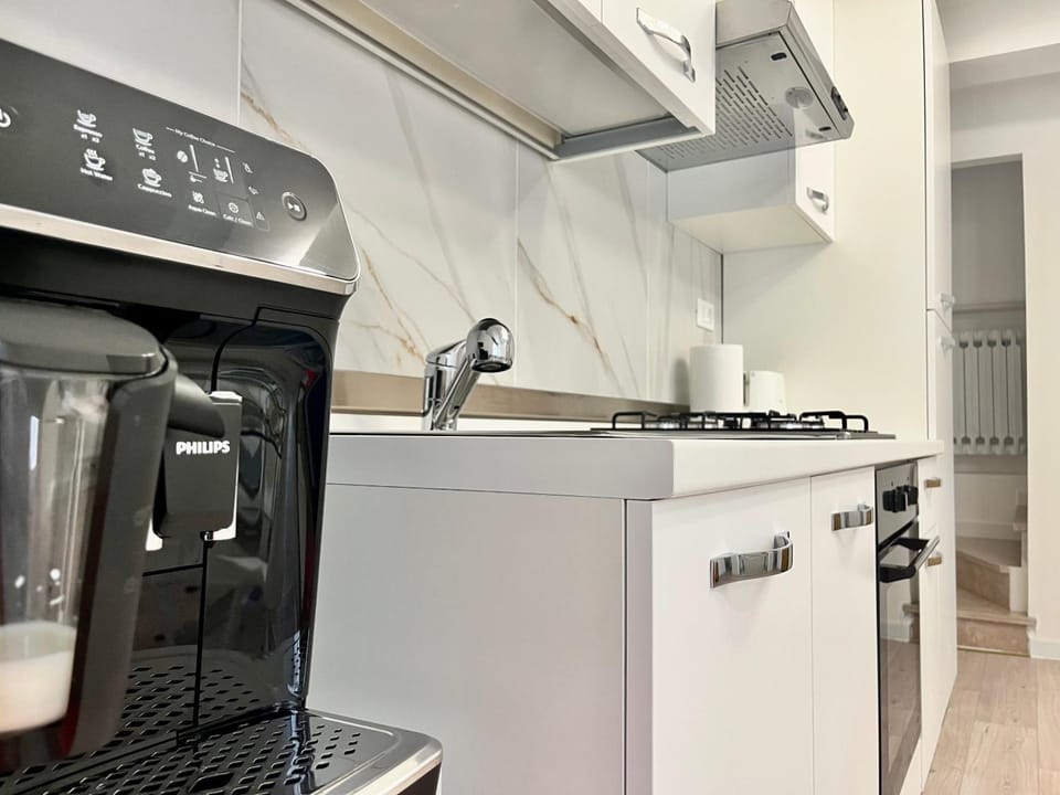 Coffee/tea facilities, Kitchen or kitchenette, stove