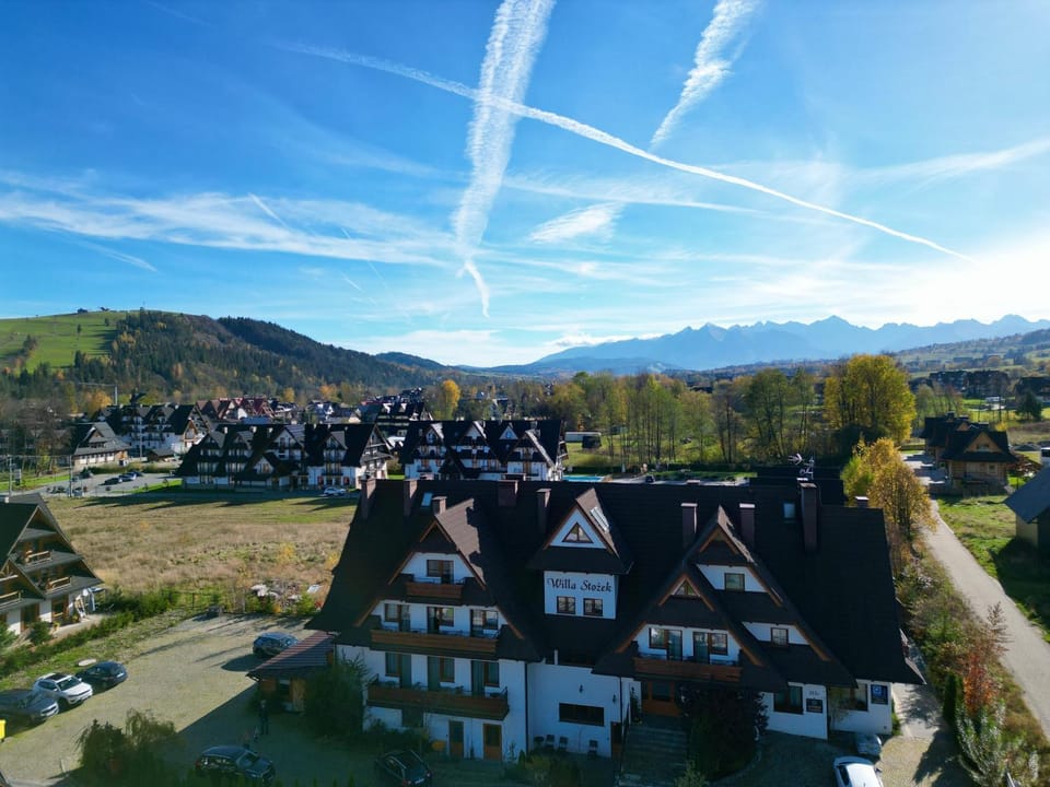 Property building, Day, Neighbourhood, Natural landscape, Bird's eye view, City view, Mountain view, Parking