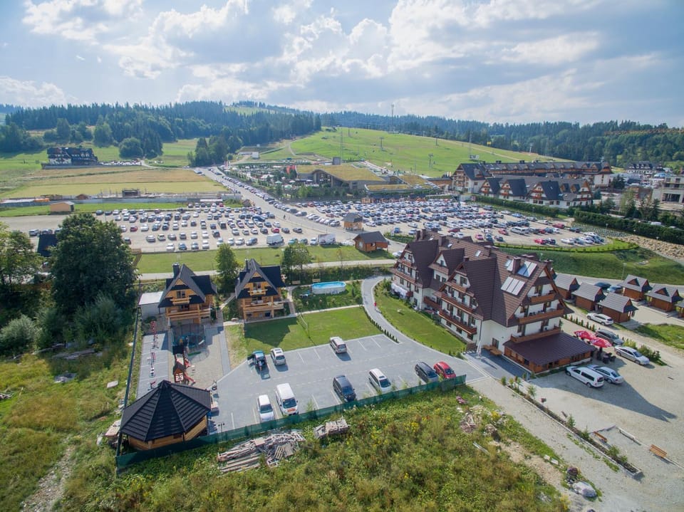 Property building, Nearby landmark, Spring, Day, Neighbourhood, Natural landscape, Bird's eye view, City view, Mountain view, Street view, Location, Parking