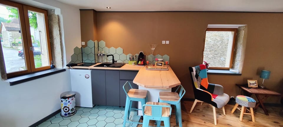 Kitchen or kitchenette, Dining area