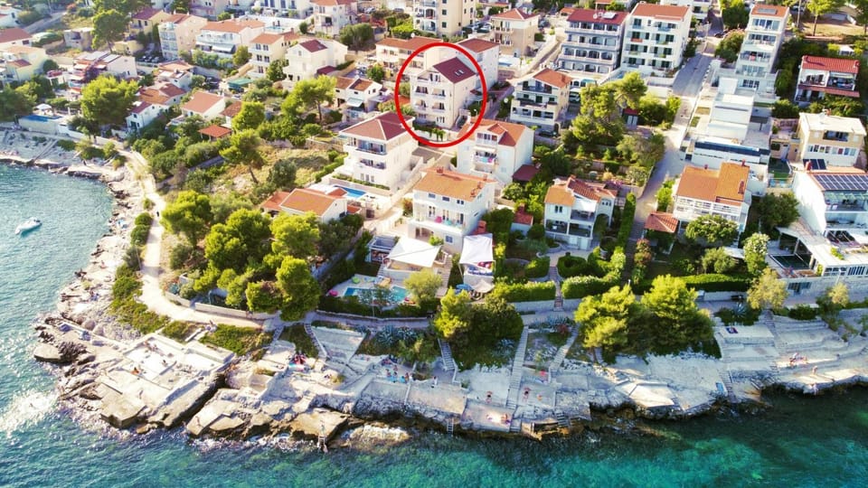 Property building, Day, Neighbourhood, Natural landscape, Bird's eye view, Beach, Location, Quiet street view