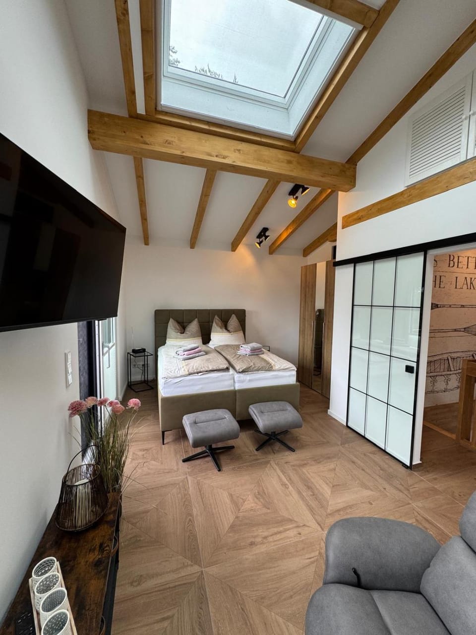 Bed, TV and multimedia, Bedroom