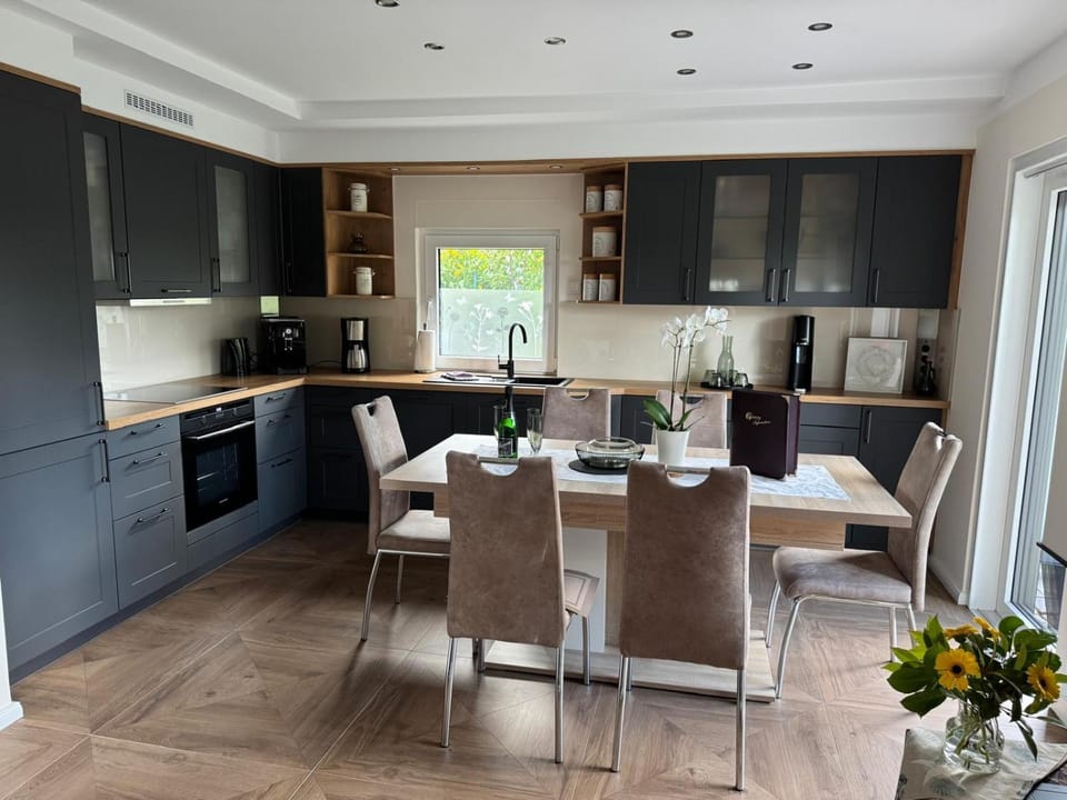 Kitchen or kitchenette, Living room, Seating area, Dining area, dishwasher, stove