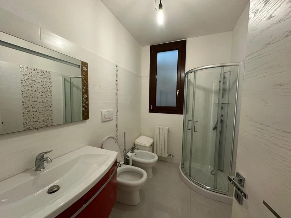 Shower, Toilet, bidet
