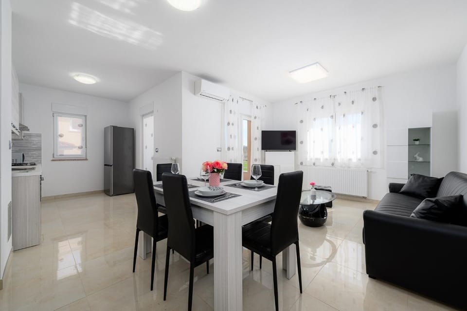 TV and multimedia, Living room, Dining area