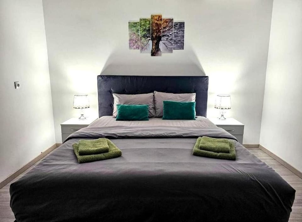 Bed, Bedroom, towels