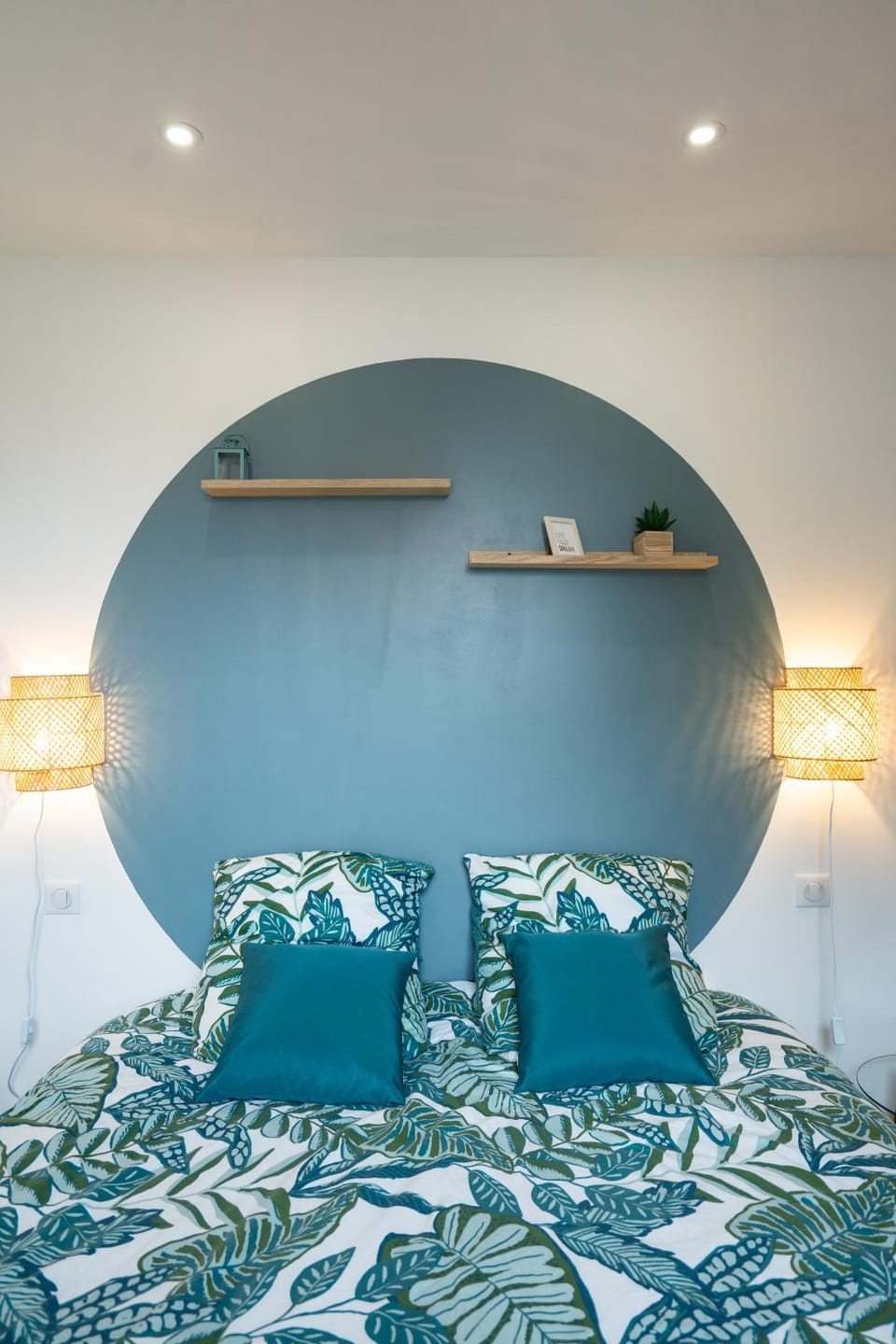 Bed, Photo of the whole room, Decorative detail, Bedroom, storage