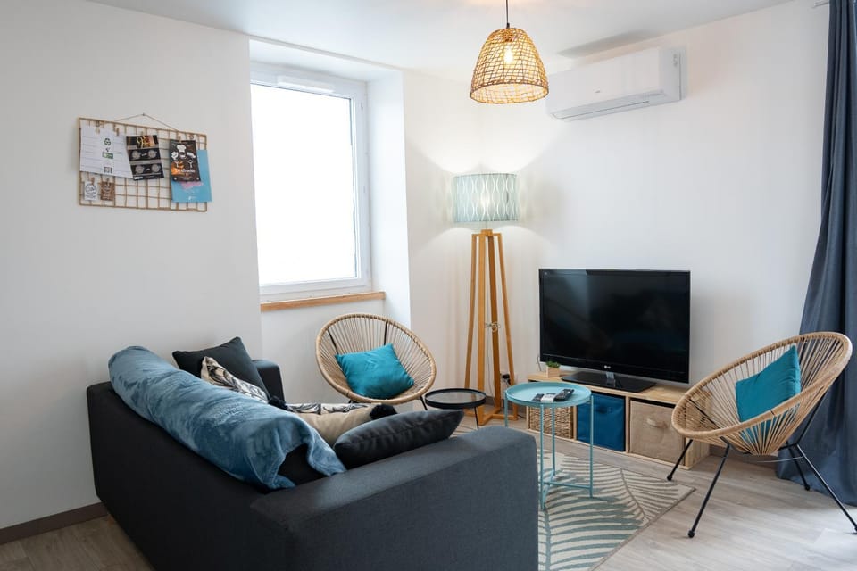 Communal lounge/ TV room, TV and multimedia, Living room, Seating area, locker, air conditioner
