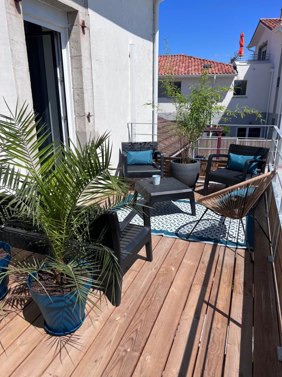 Property building, Patio, Day, Balcony/Terrace