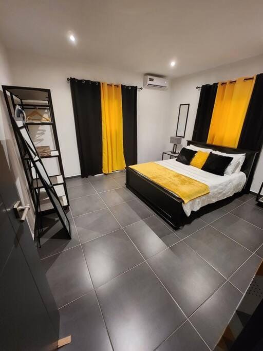 Bed, Photo of the whole room, Bedroom, air conditioner