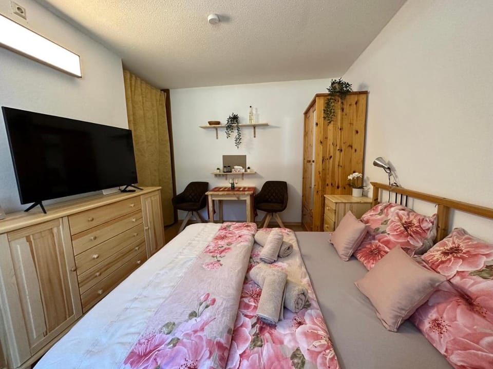 Bed, TV and multimedia, Photo of the whole room, wardrobe